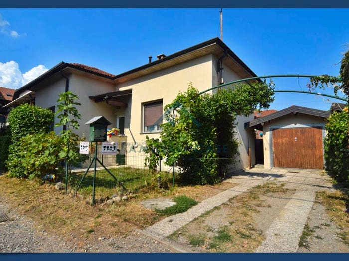 Casa trilocale in vendita in Via Federico Confalonieri, Sant'alessandro, Castronno