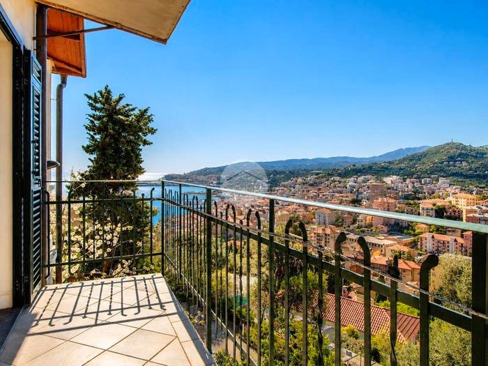 Appartamento quadrilocale in vendita in Salita san martino, Oneglia, Imperia