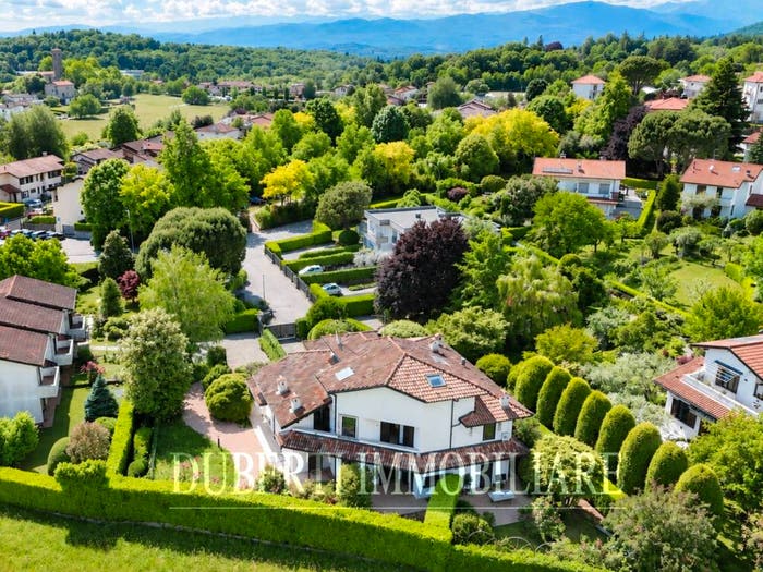 Casa con 6 locali in vendita in Via Giovanni Pascoli, Centro, Casciago