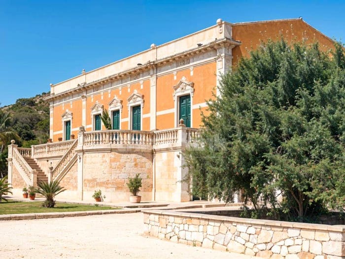 Casa con 6 locali in vendita in Via Crisilio, Avola