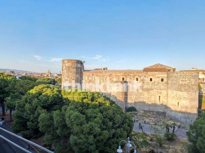 Appartamento con 6 locali in vendita in Piazza Federico di Svevia, Centro Storico, Catania