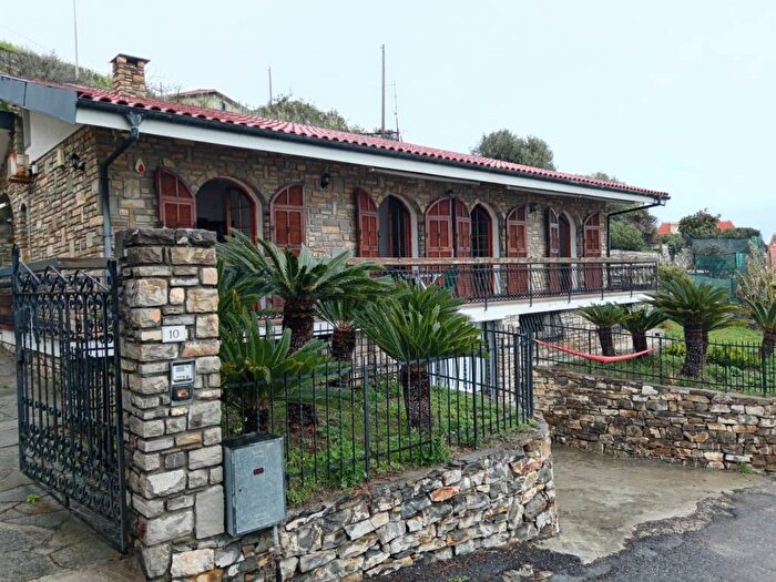 Casa con 6 locali in vendita in Salita Aprile, Piani Ciapin, Cipressa