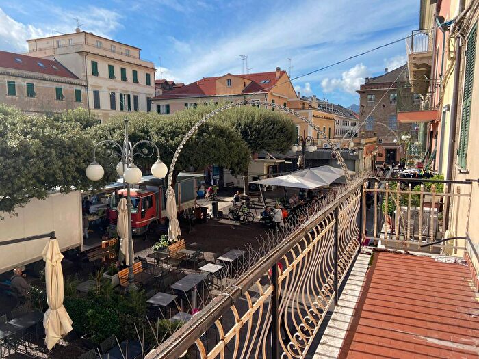 Appartamento trilocale in vendita in Piazza San Nicolò, Pietra Ligure