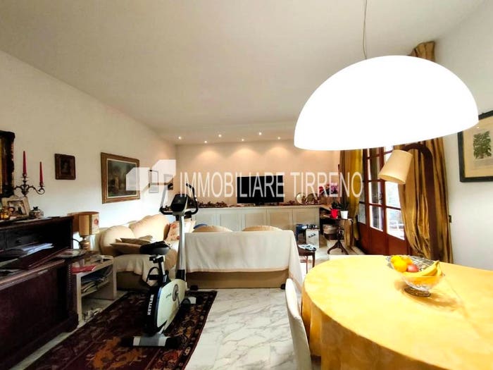 Appartamento con 5 locali in vendita in Via Puliche, Marina di Massa Centro, Massa