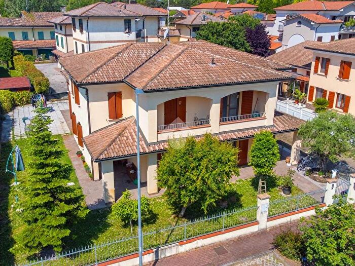 Casa con 6 locali in vendita in Via M D'Antona, Fabbrico