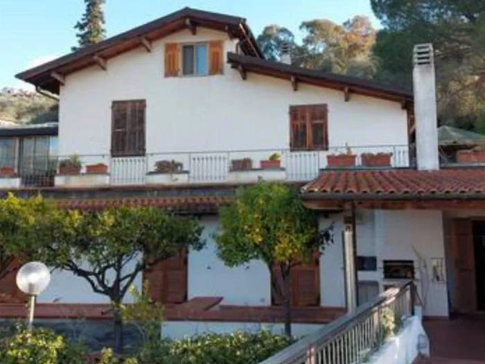 Casa con 6 locali in vendita in Strada Privata delle Rose, Centro, Diano San Pietro