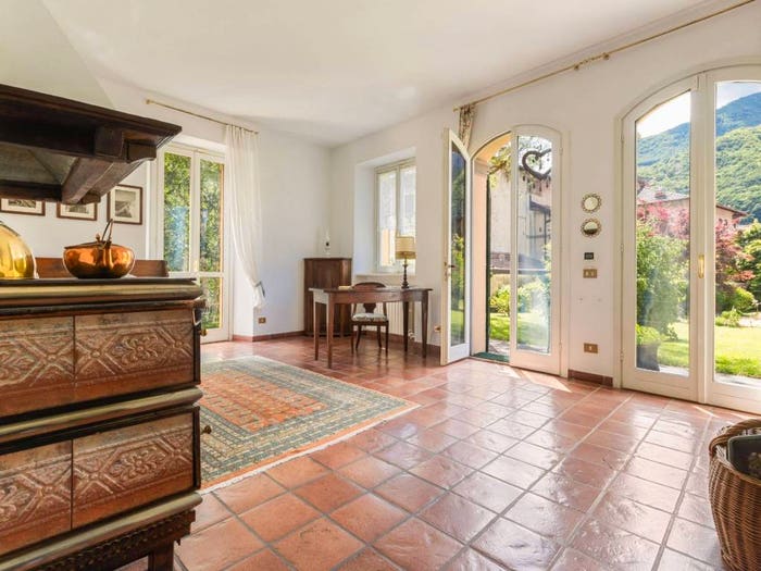Casa con 6 locali in vendita in Piazza Dottor Scotti, Introbio