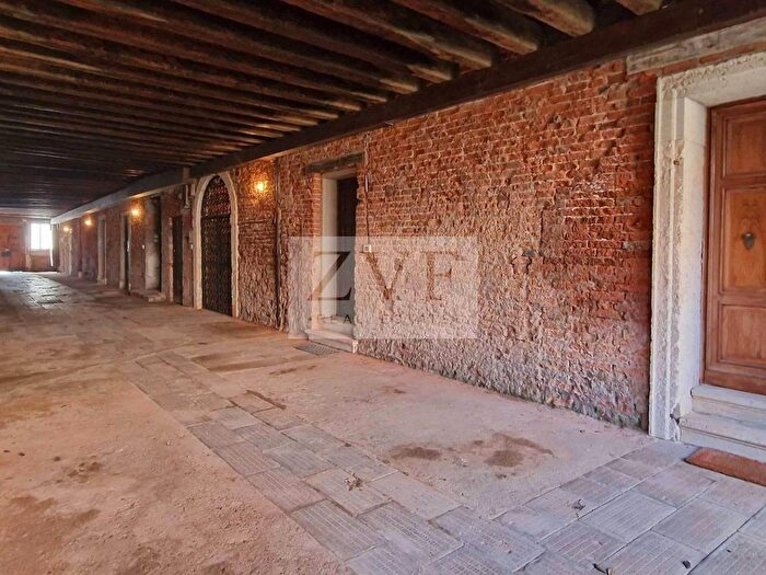 Appartamento con 6 locali in vendita in Venezia