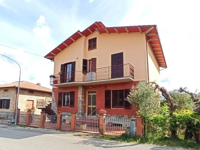 Casa con 6 locali in vendita in Via dei Mandorli, Panicale