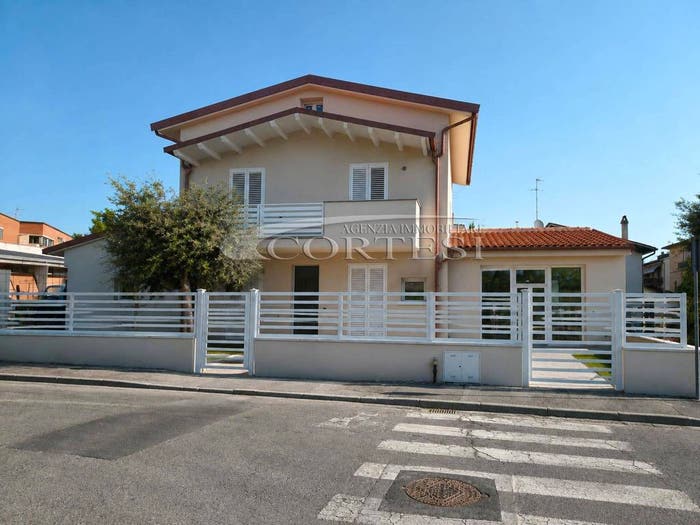 Appartamento quadrilocale in vendita in Via Ombrone, San Giusto San Cresci, Campi Bisenzio