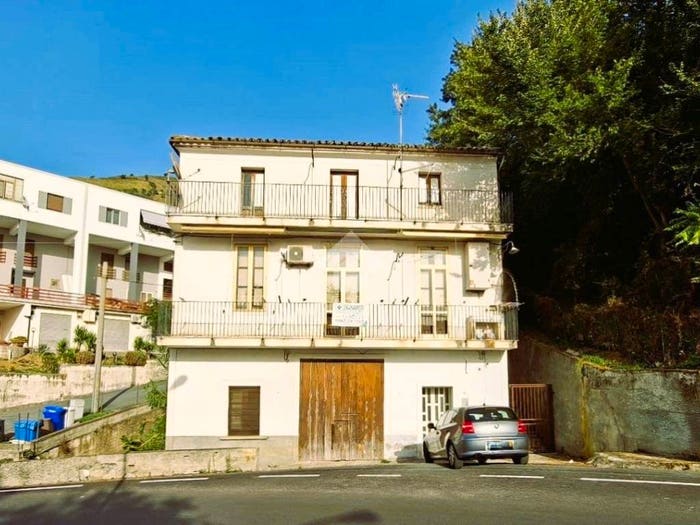 Casa con 6 locali in vendita in Viale Ippocrate, Centro, Paola