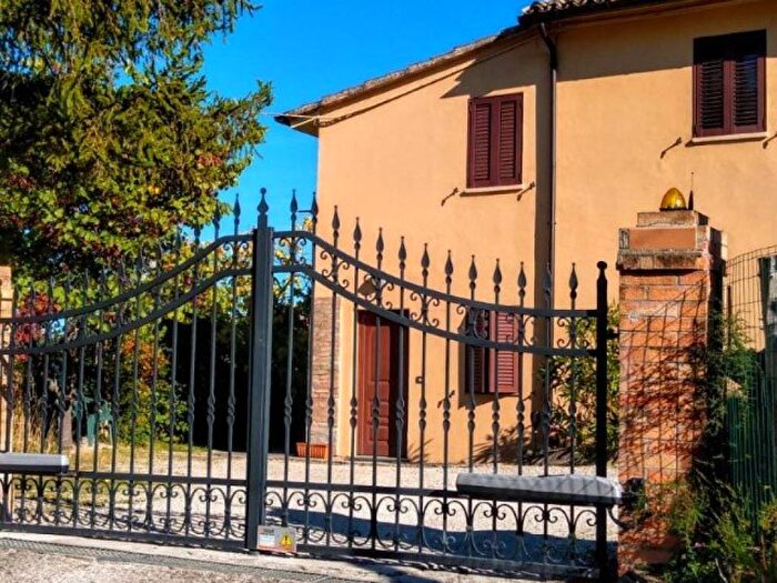 Casa con 6 locali in vendita in Urbino