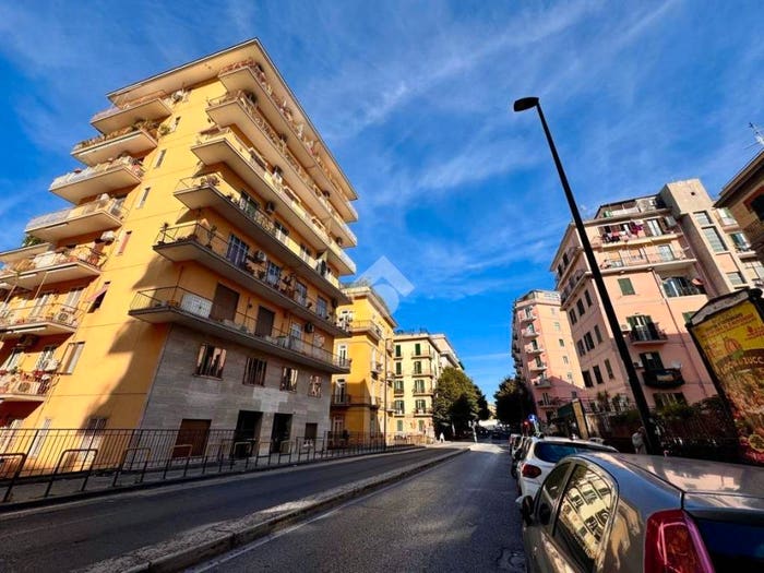 Appartamento trilocale in affitto in Via Vincenzo Gemito, Vomero, Napoli