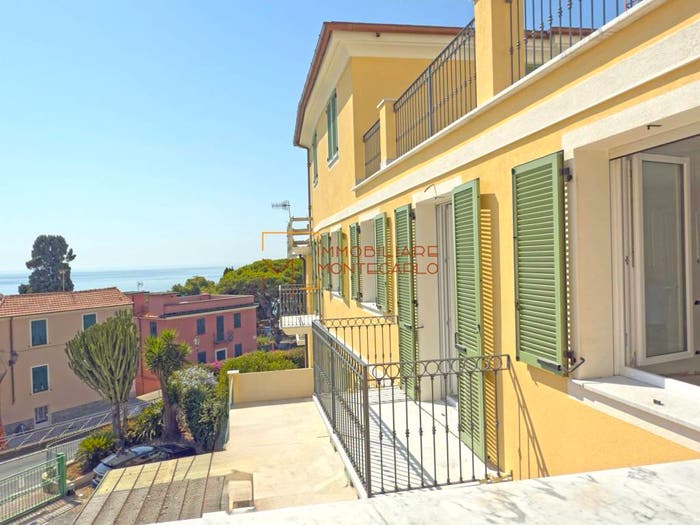 Appartamento quadrilocale in vendita in Via al Capo, Centro Storico Sant'Ampelio, Bordighera