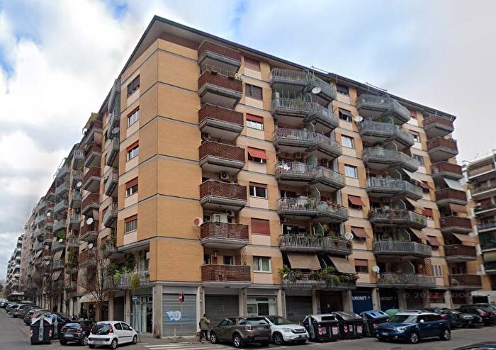 Appartamento trilocale in vendita in Via Arrigo Davila, Colli Albani, Roma
