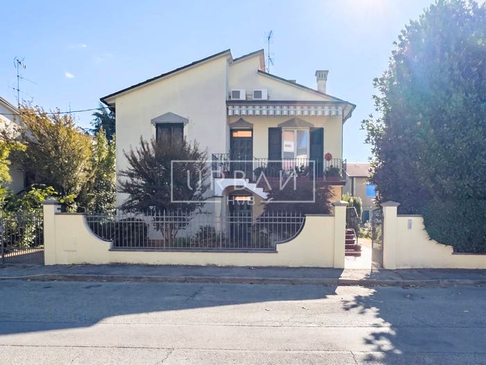 Casa con 6 locali in vendita in via fratelli basini, Parco Urbano Piscina, Forlì