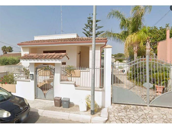 Appartamento con 6 locali in vendita in Via U Vivaldi, Villaggi, Lecce