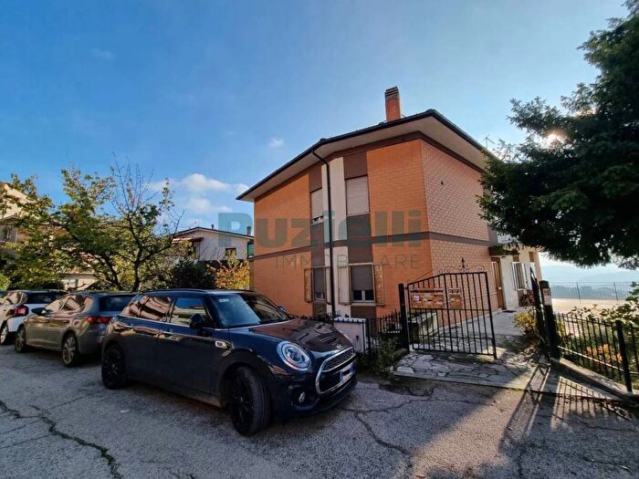 Appartamento con 6 locali in vendita in Via Del Crocifisso, Centro, Fermo