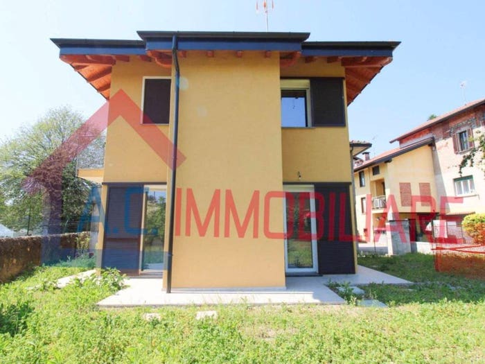 Casa trilocale in vendita in Via Carlo Bellora, Mercallo