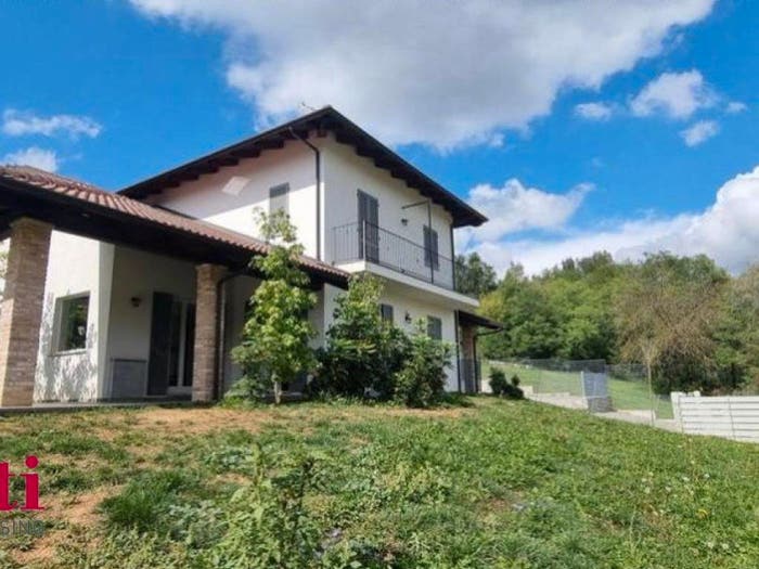 Casa con 6 locali in vendita in Strada Castelletto, Centro, Bra
