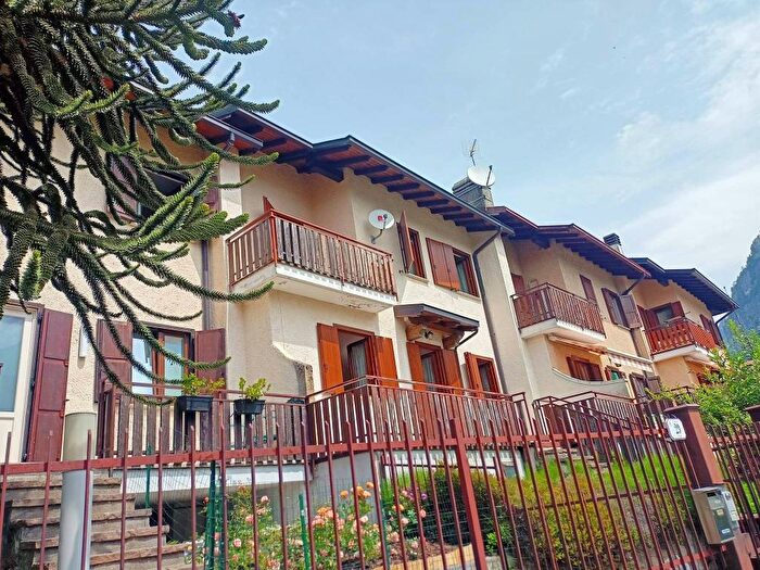 Casa trilocale in vendita in Via Fiume, Centro, Ballabio