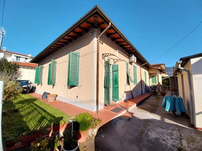 Casa con 5 locali in vendita in Pietrasanta