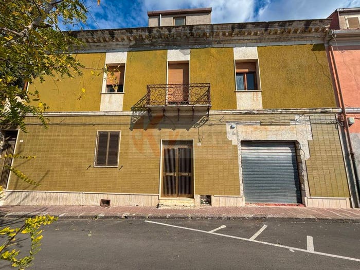 Casa con 6 locali in vendita in via Vittorio Emanuele, Ossi