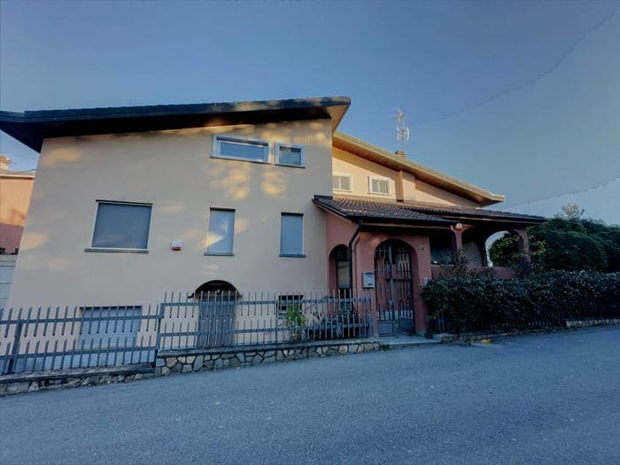 Casa con 6 locali in vendita in Via Dottor Rinetti, Montemagno