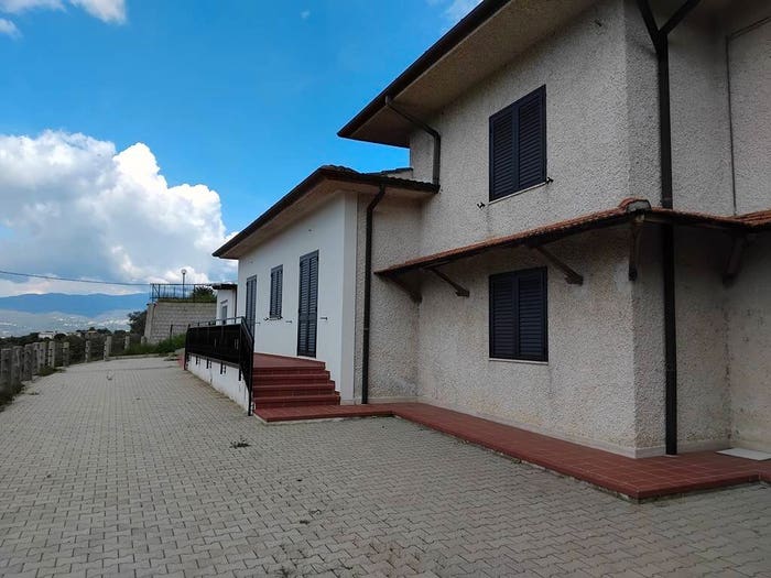 Casa con 6 locali in vendita in Via Laurata, Mendicino