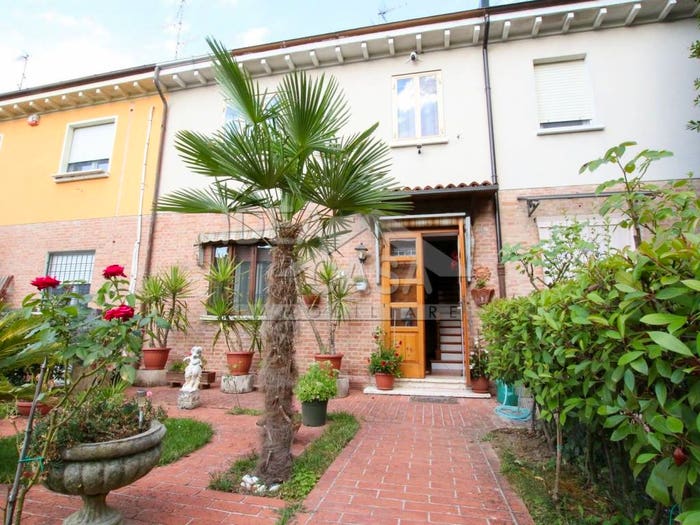 Casa con 6 locali in vendita in Via Isonzo, Centro, Mirandola