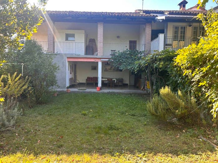 Casa quadrilocale in vendita in Via Novembre, Centro, Castagnole delle Lanze