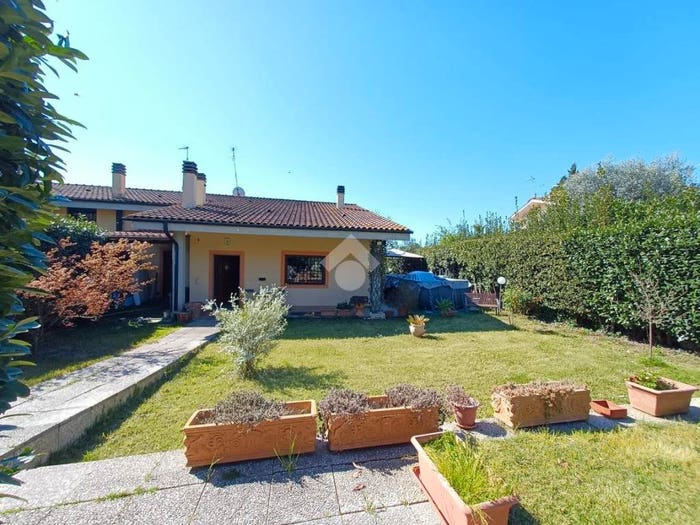 Casa quadrilocale in vendita in Via delle robinie, Colle Farnese, Nepi