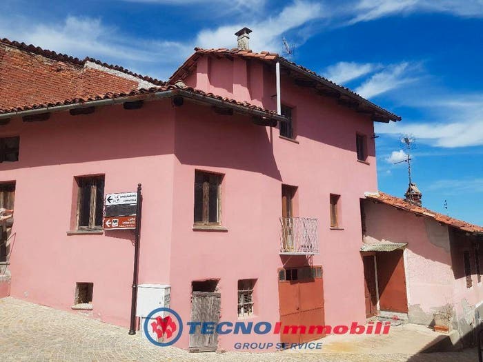 Casa trilocale in vendita in Piazza Del Podio, Cinzano