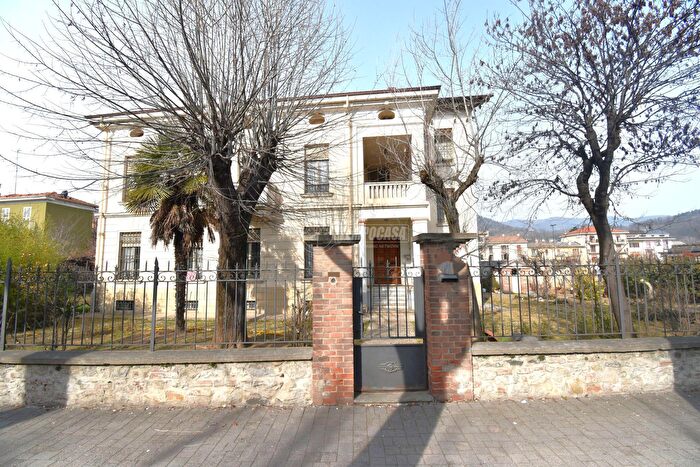 Casa con 10 locali in vendita in Dronero
