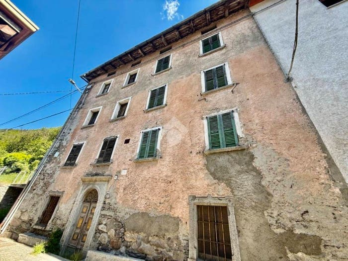 Casa con 6 locali in vendita in Via Dante, Vione
