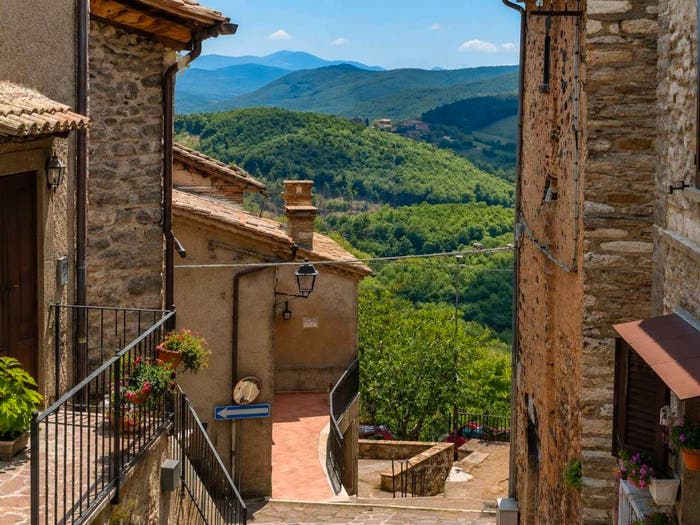 Casa con 6 locali in vendita in Montecchio