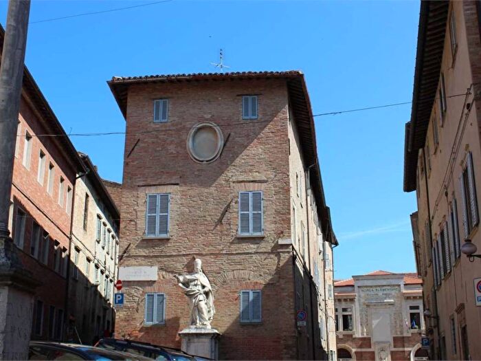 Appartamento con 6 locali in vendita in Centro, Urbino