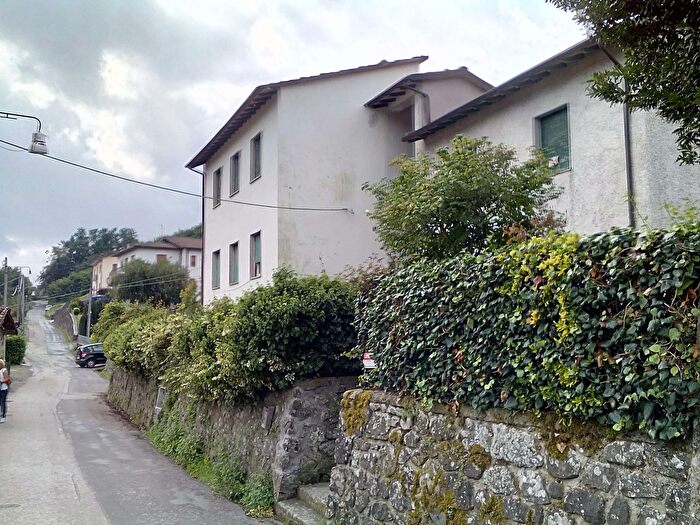 Appartamento con 5 locali in vendita in Via San Biagio, Camporgiano