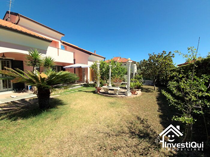 Casa con 9 locali in vendita in Via E Toti, Loano