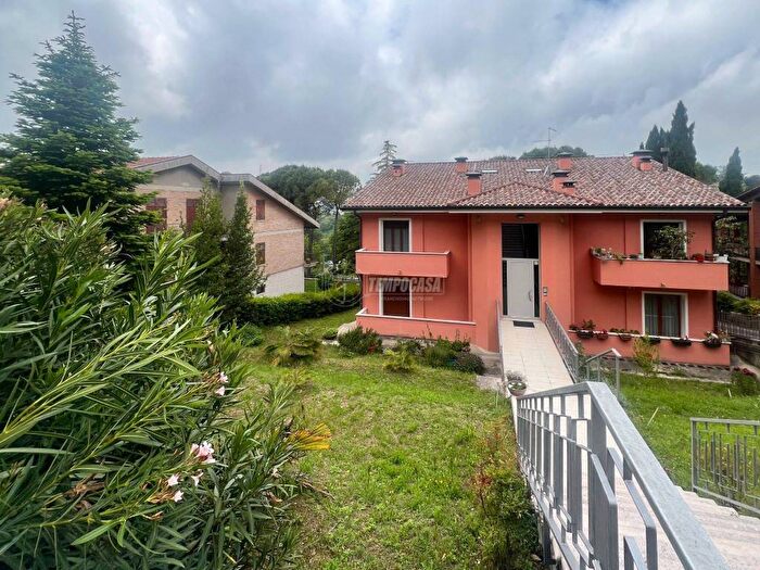 Appartamento trilocale in vendita in Via Giannetto Dini, Centro, Urbino