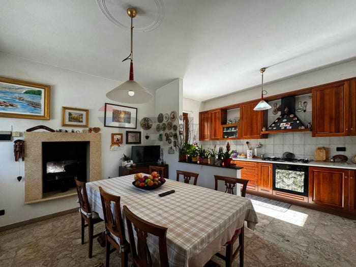 Casa con 6 locali in vendita in Contrada Bavi, Ortona