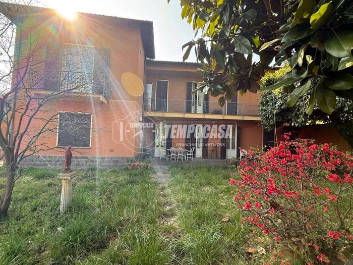 Casa con 6 locali in vendita in Via Alessandro Volta, Centro, Busto Garolfo