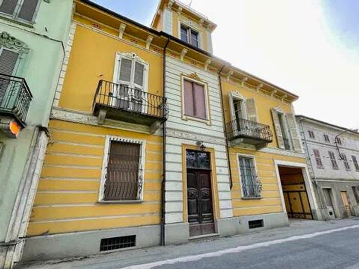 Casa con 6 locali in vendita in Castelnuovo Belbo