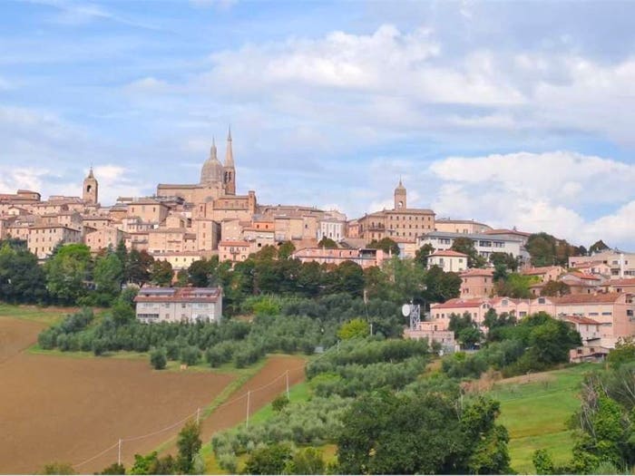 Appartamento con 6 locali in vendita in Contrada Lanternone, Centro, Ostra Vetere