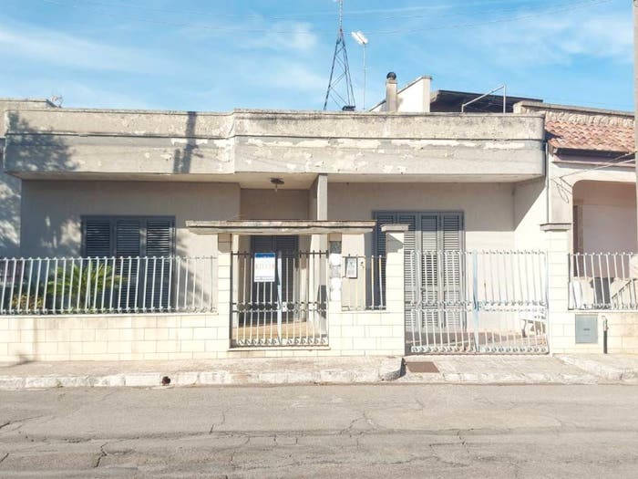 Casa con 6 locali in vendita in Viale Virgilio, Calimera