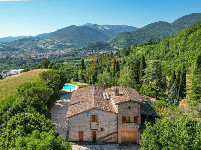 Casa con 6 locali in vendita in Cagli
