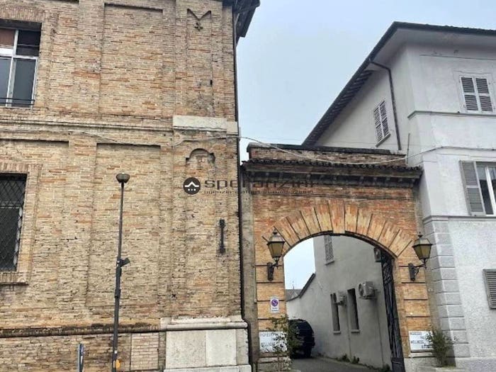 Casa in vendita in Piazza Petrucci, Centro, Fossombrone