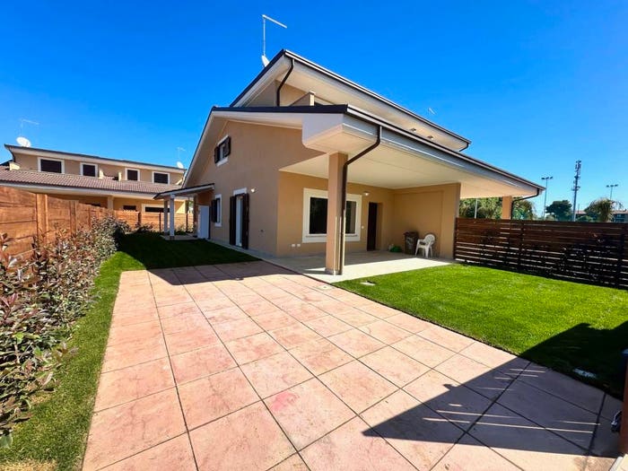 Casa quadrilocale in vendita in Via della Luna, Marina di San Nicola, Ladispoli