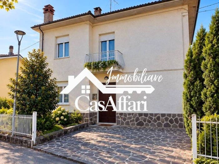 Appartamento trilocale in vendita in Via Scaluccia, Centro, Baiso