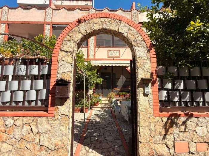 Casa con 6 locali in vendita in via On Ignazio Caruso, Acerra